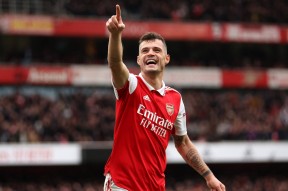 开云体育-穆古鲁扎重返赛场，比赛规则变更首场状态出色，阿森纳观众沸腾！