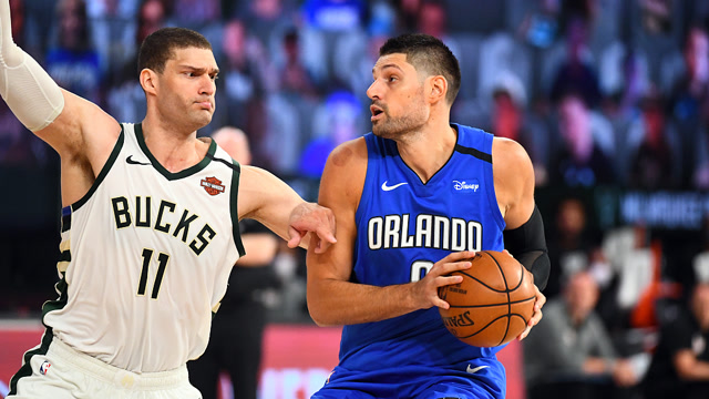 包含阿扎伦卡爆冷击败雄鹿，战术调整引爆全场！的词条